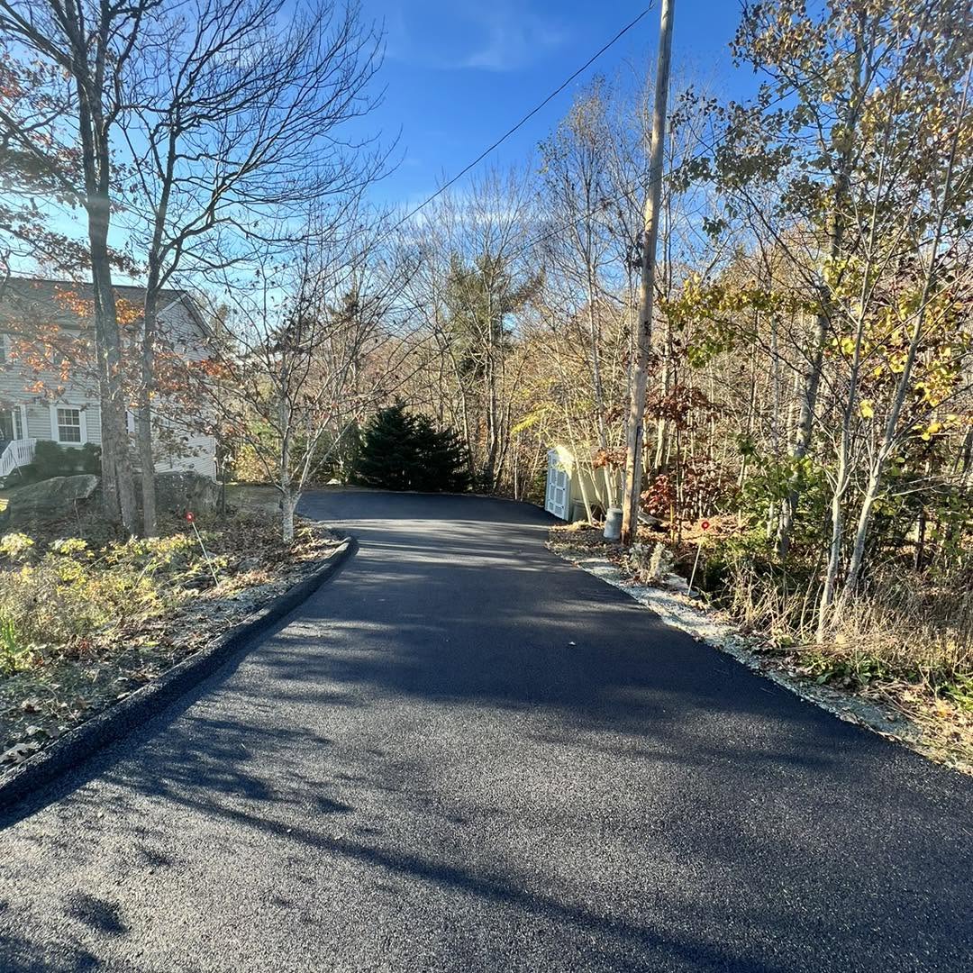 Finished asphalt driveway by Empire Paving